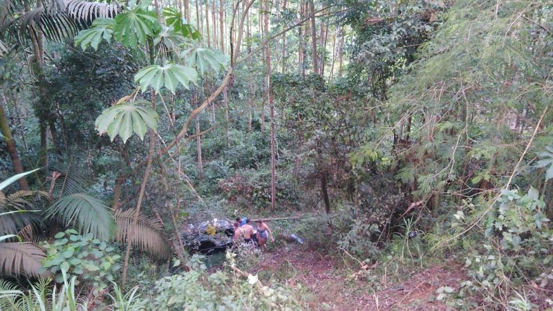 Carro se perde em curva, cai no mato e carona é lançado para fora do veículo em Ibirama