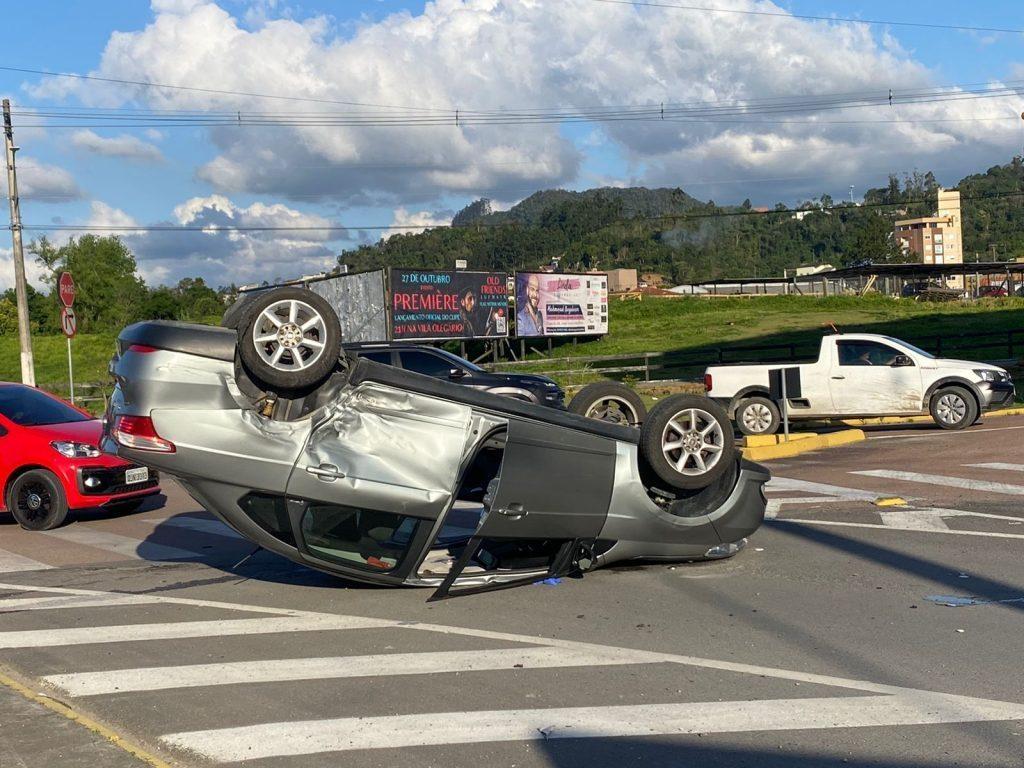 Carros se chocam e um capota em Rio do Sul