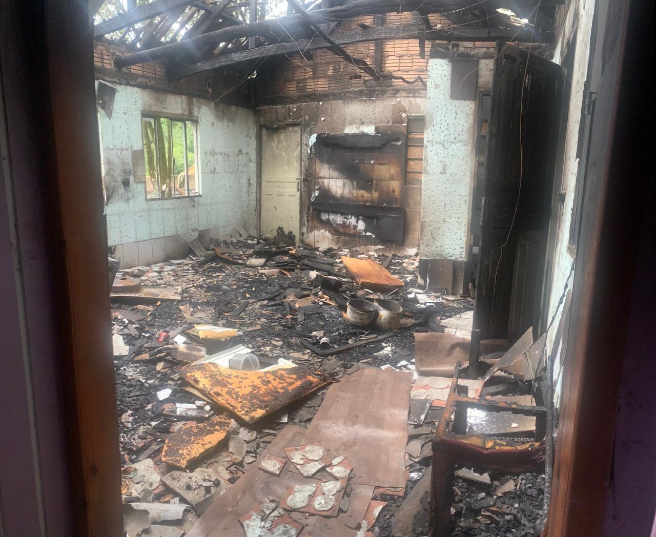 Casa de servidor público em Vidal Ramos é destruída pelo fogo e família pede ajuda