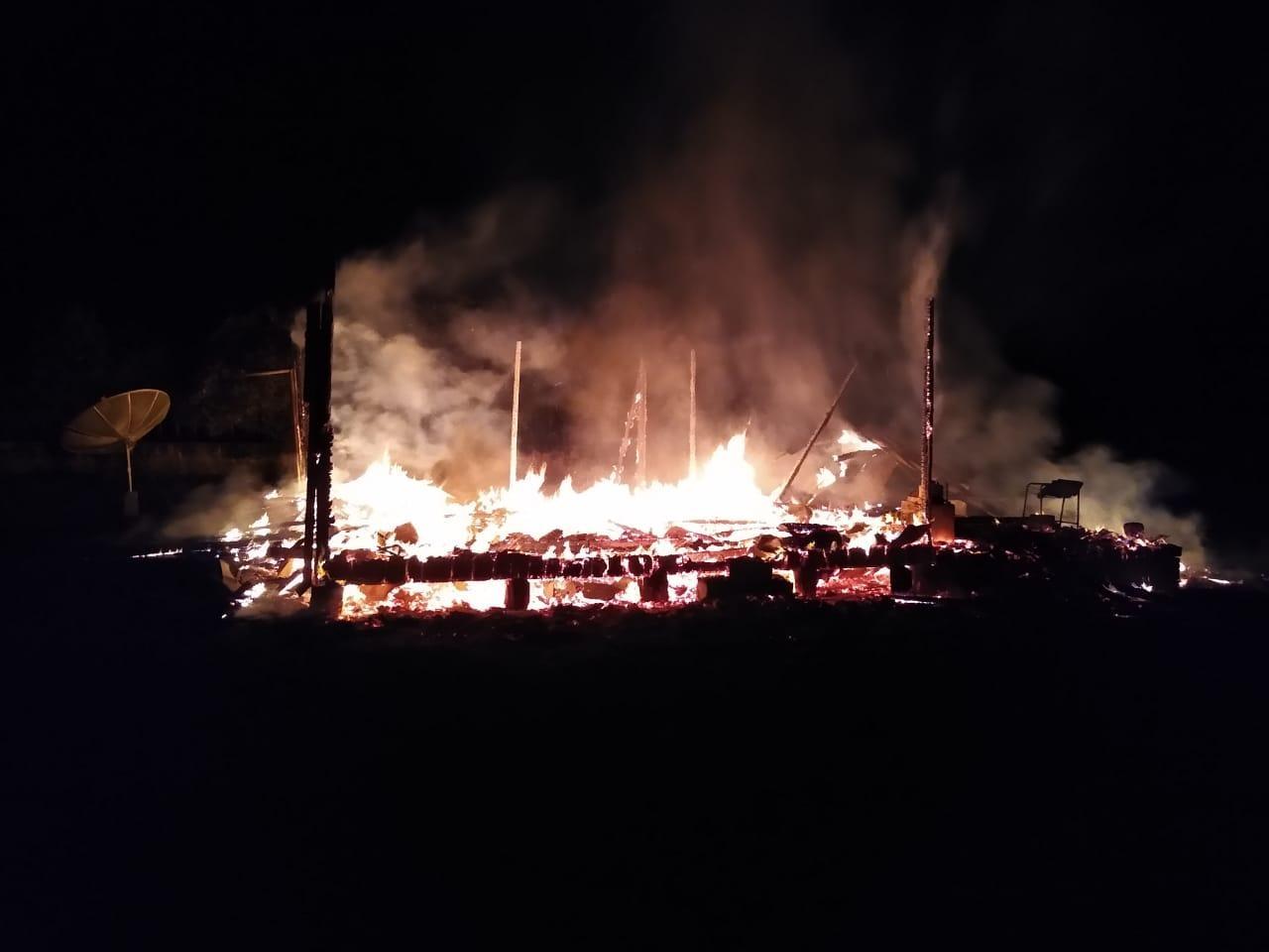 Casa desabitada é destruída pelo fogo em Petrolândia