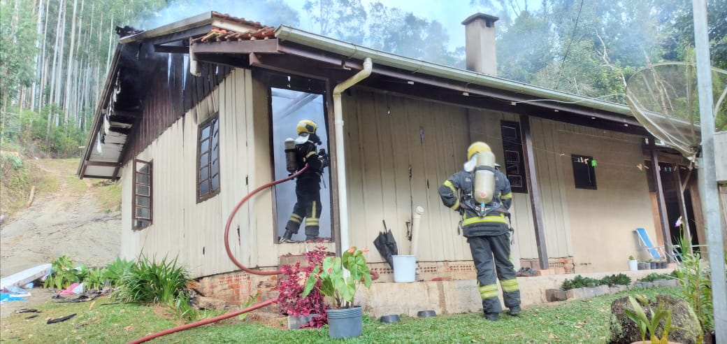 Casa é atingida por incêndio