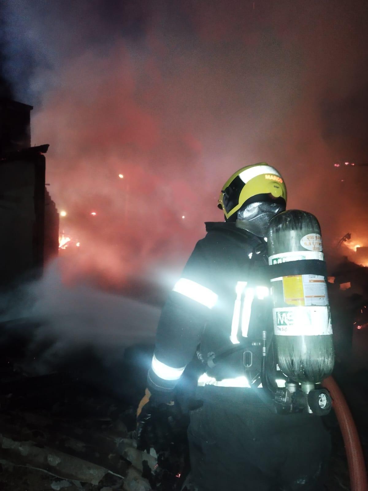 Casa e carro ficam destruídos por incêndio durante a madrugada em Rio do Sul