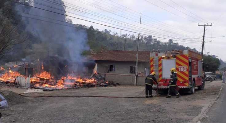 Casa é destruída por incêndio em Aurora