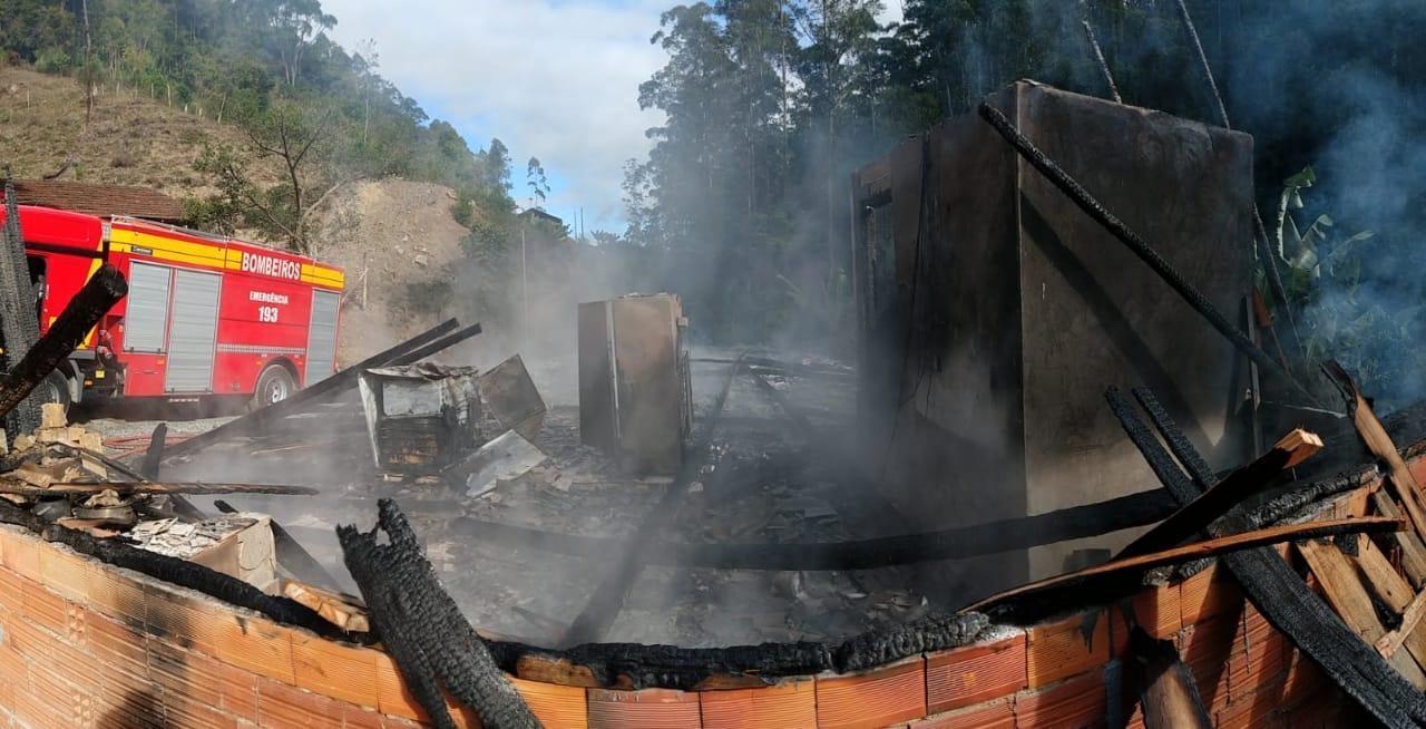 Casa é destruída por incêndio em Vidal Ramos; ninguém ficou ferido