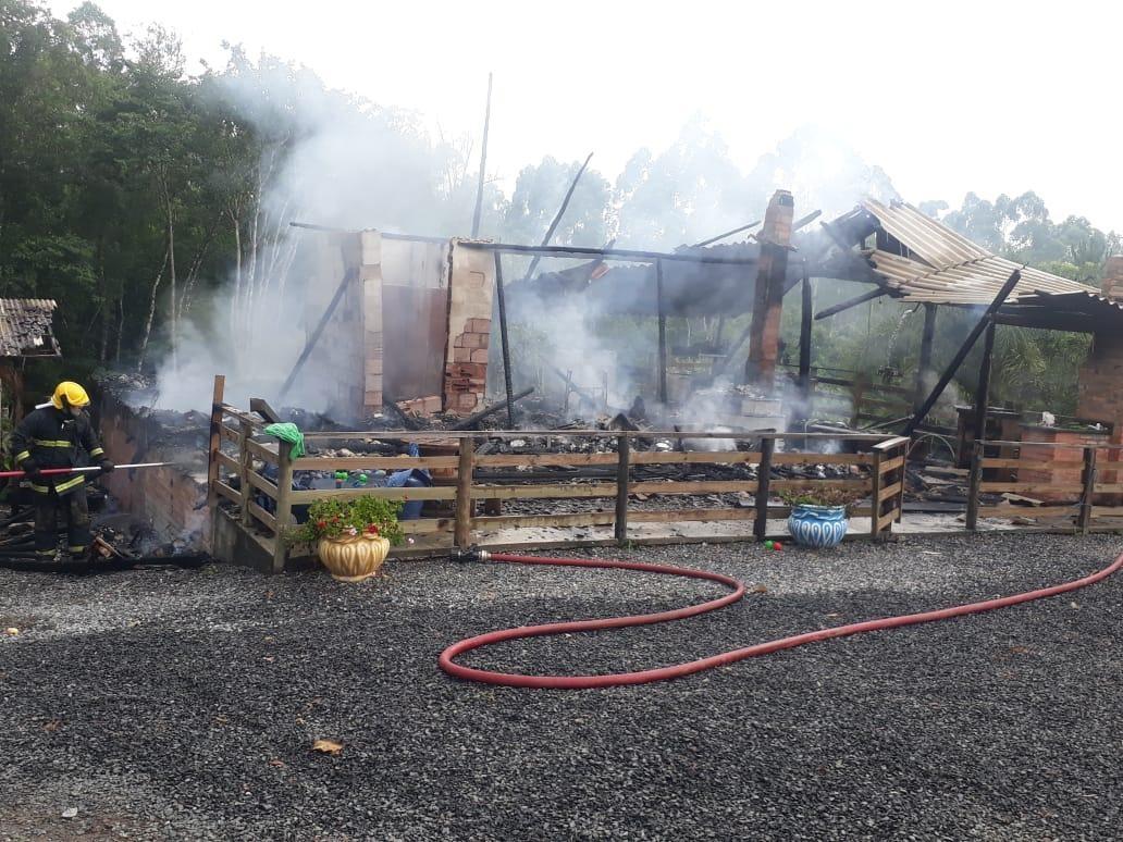 Casa é destruída por incêndio no interior de Ituporanga