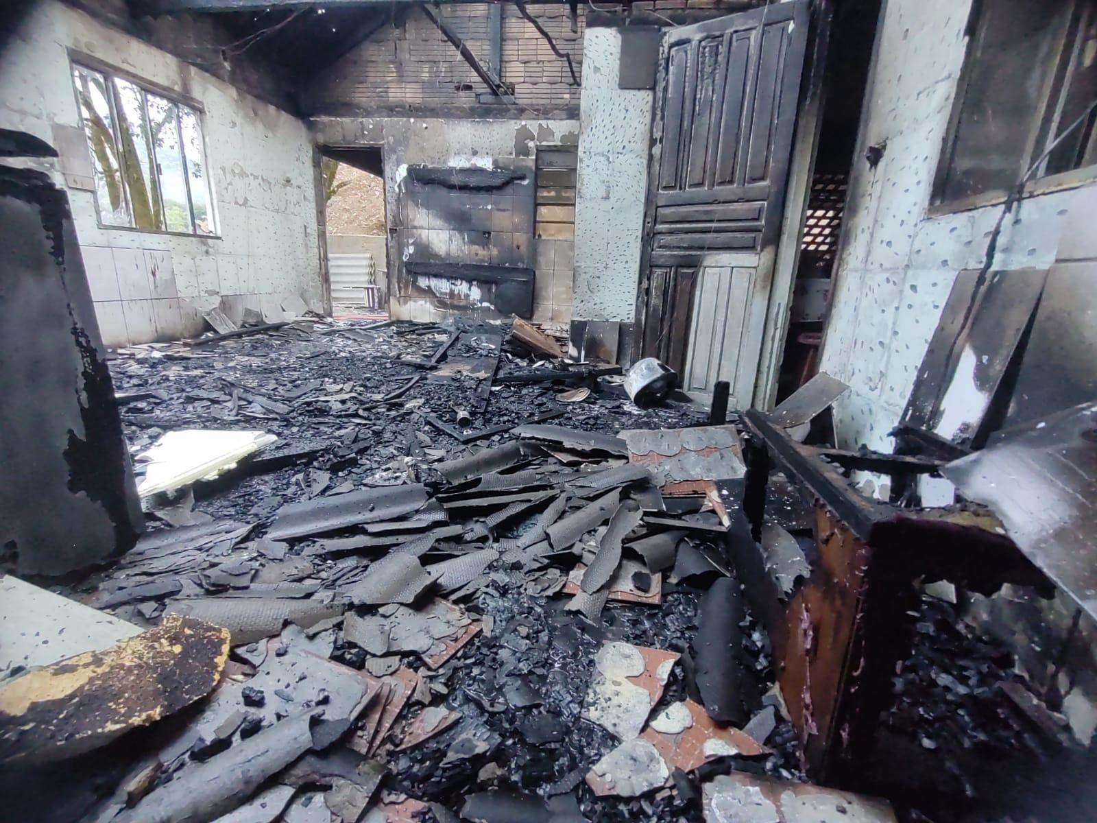 Casa é parcialmente consumida por incêndio em Vidal Ramos