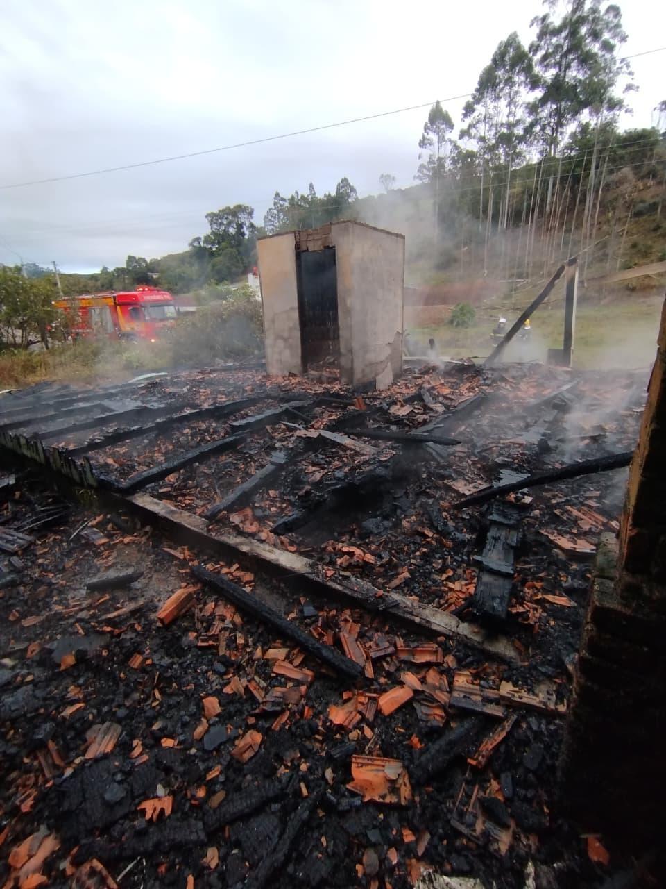 Casa fica destruída após incêndio no interior de Vidal Ramos