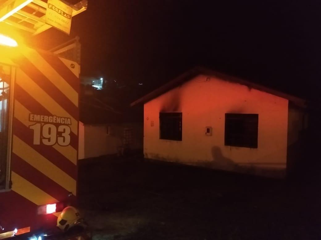 Casa pega fogo em Ituporanga; suspeita é de incêndio criminoso