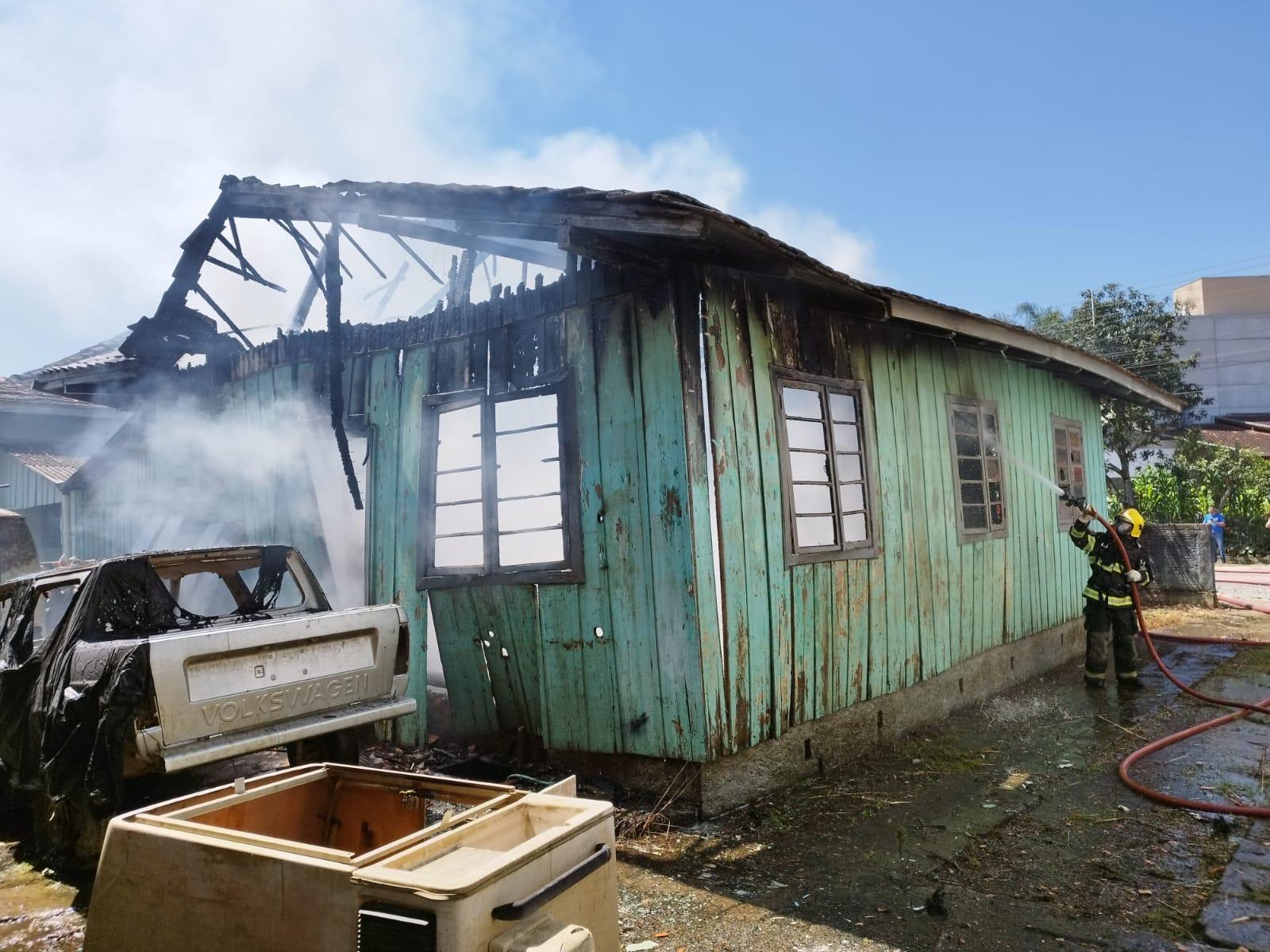 Casa pega fogo em Rio do Sul