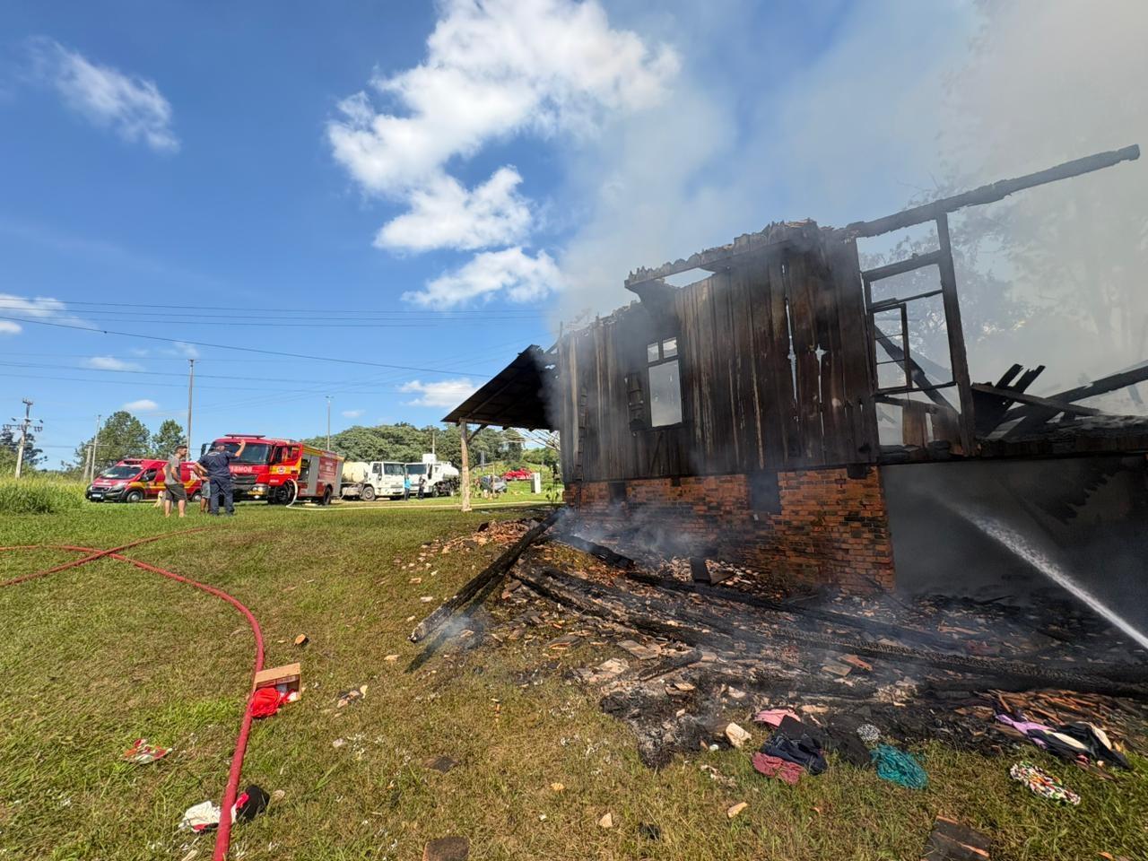 Casa pega fogo em Trombudo Central