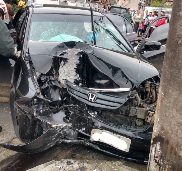 Casal briga, carro bate em poste e mulher é abandonada ferida