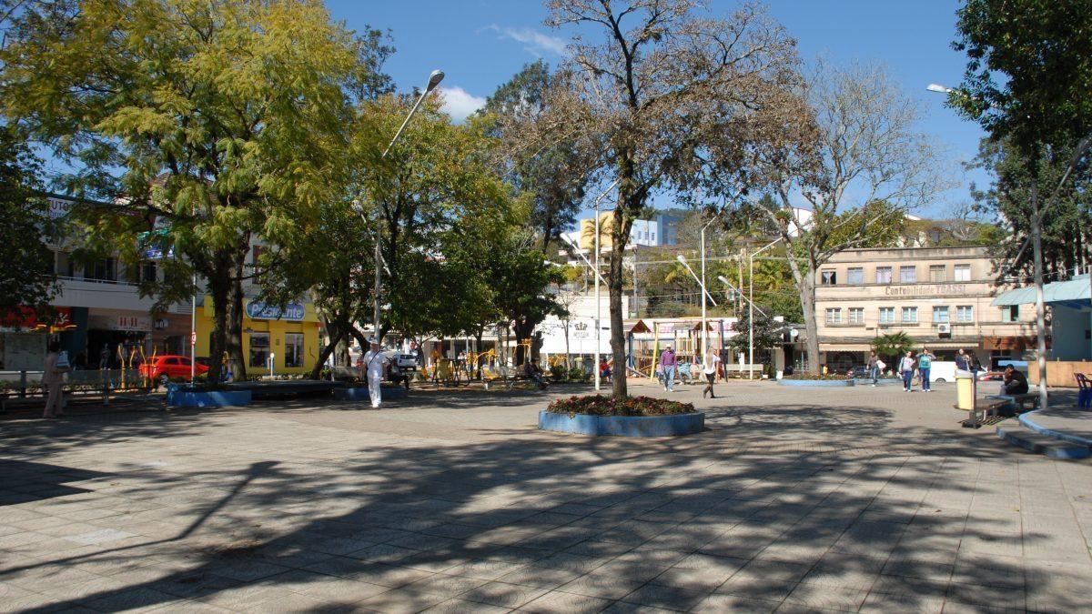Casal é conduzido à Delegacia de Polícia após a prática de relação sexual em praça pública