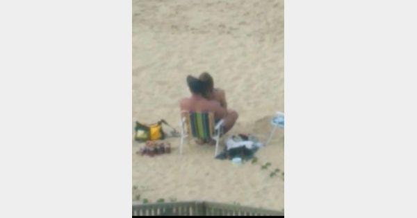 Casal flagrado fazendo sexo na praia em sc