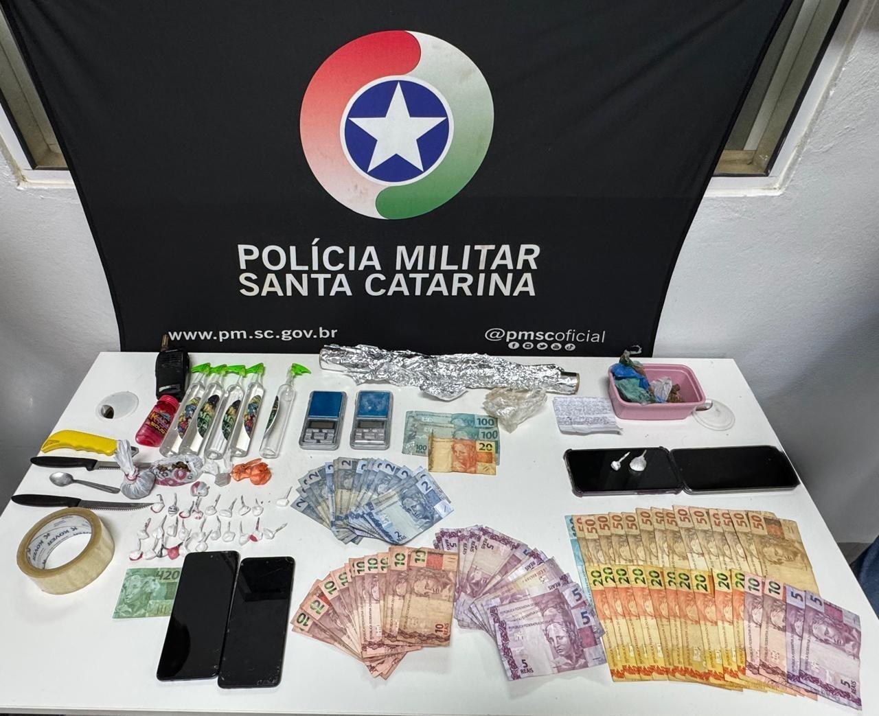 Casal é preso por tráfico de drogas após monitoramento da PM no Alto Vale