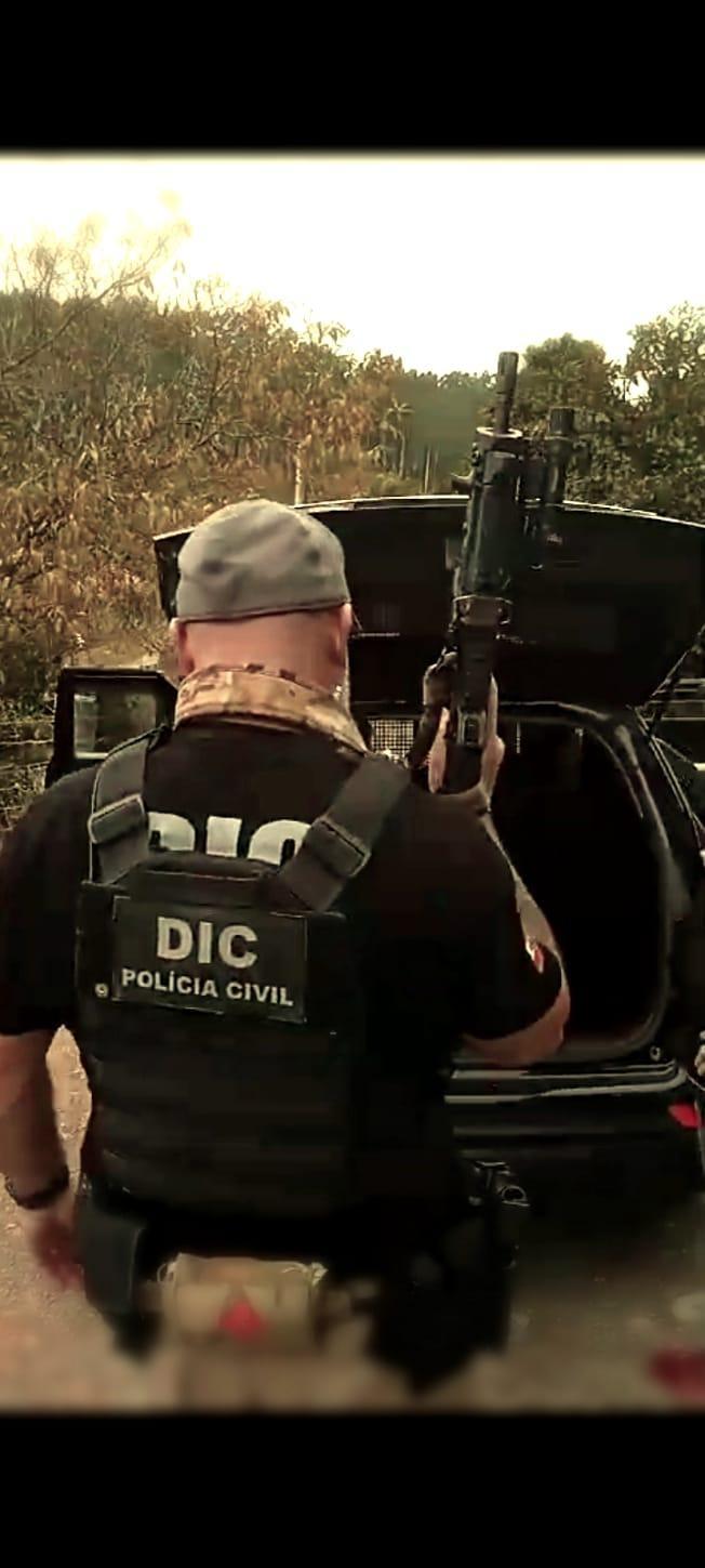 Casal é preso por tráfico de drogas e maus-tratos a animal em Petrolândia
