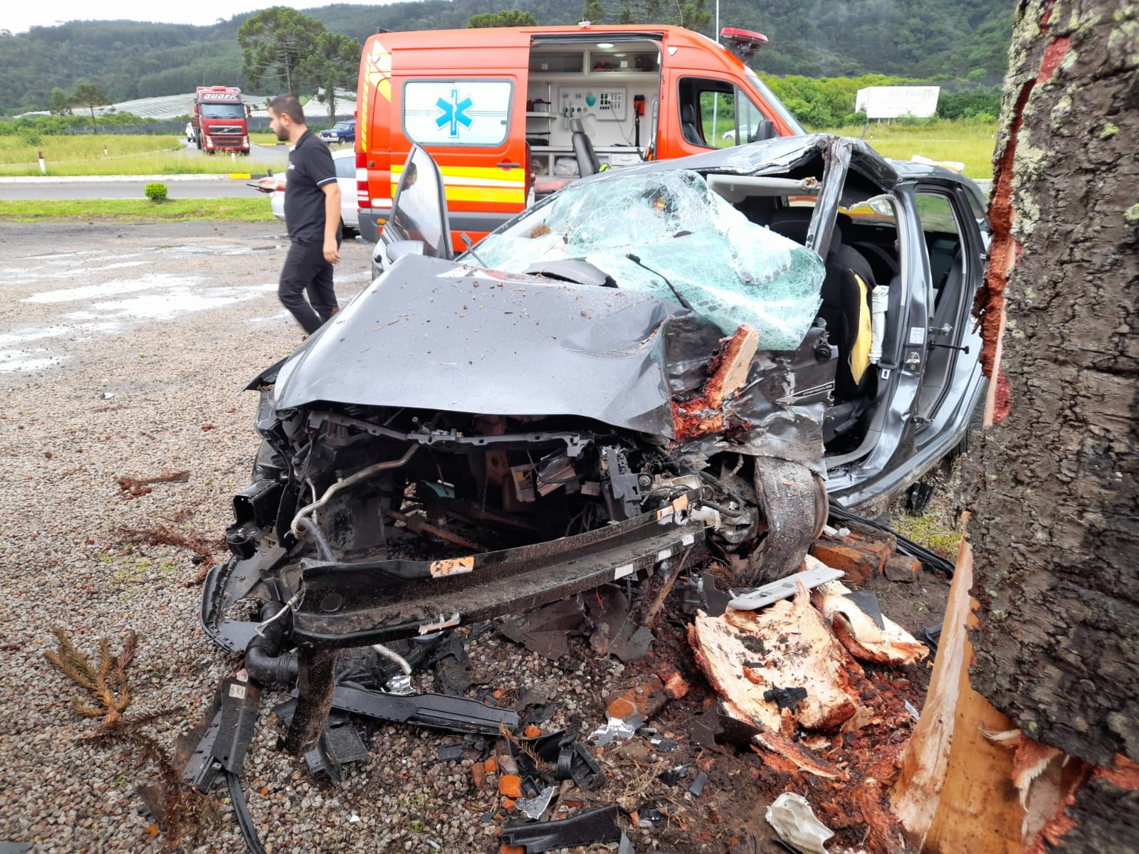 Casal fica gravemente ferido após colidir com o veículo em árvore no município de Bom Retiro