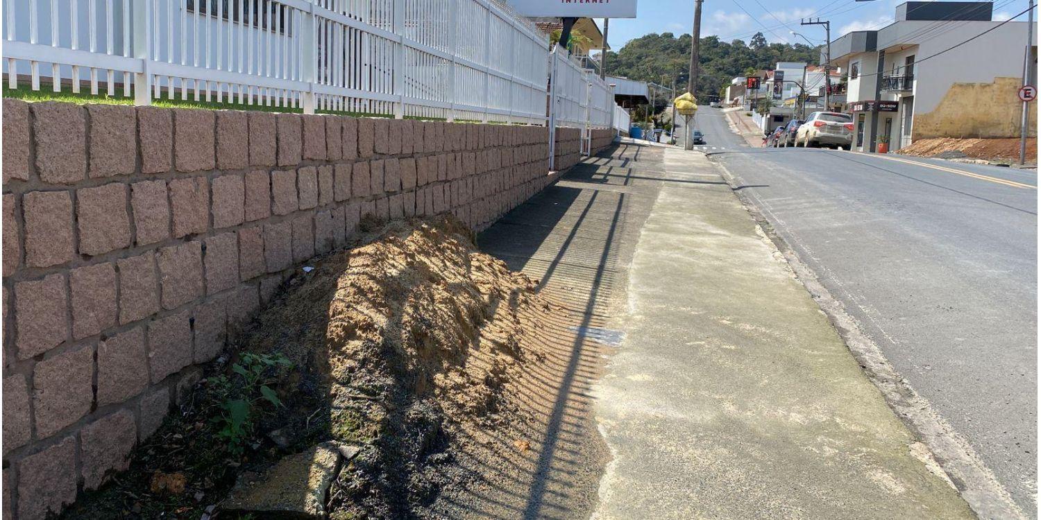 Casan é notificada por despejar material de obra em calçada de Ituporanga
