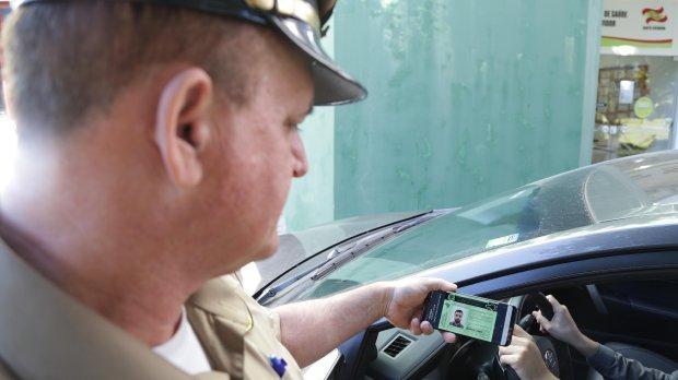 Catarinenses poderão optar por ter CNH e documento de veículos apenas em versão digital 