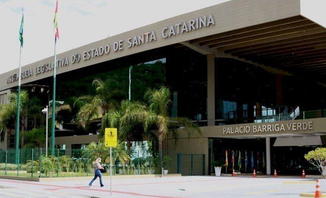 CCJ da Assembleia Legislativa aprova auxílio de R$ 900