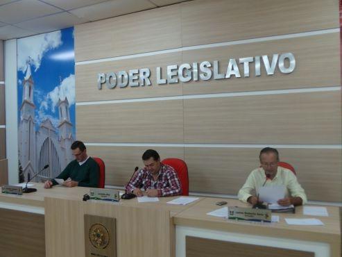ITUPORANGA: Vereador denuncia que veículos e equipamentos da prefeitura têm transitado sem identificação no município