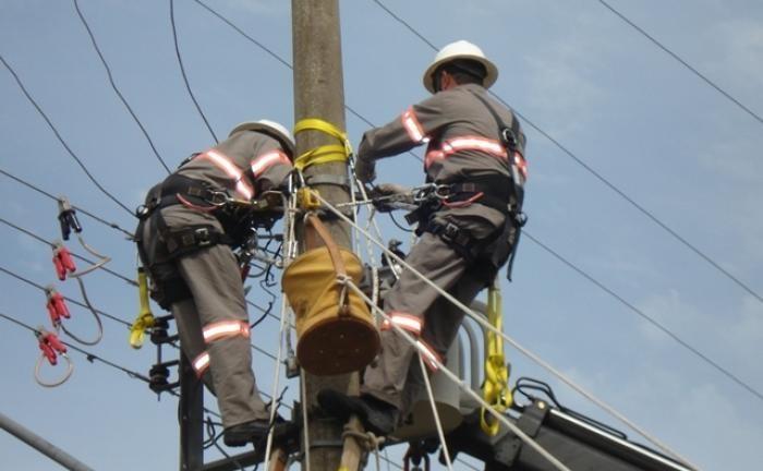 Celesc amplia equipes para restabelecimento de energia, mas comunidades da região ainda estão a mais de 20 horas sem energia elétrica