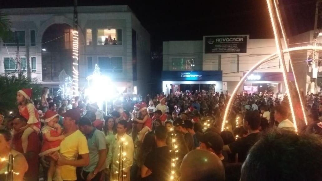 Centenas de pessoas prestigiam inauguração das luzes natalinas em Ituporanga