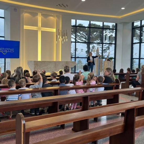 Cerca de 100 crianças da educação municipal de Aurora visitam o Santuário Nossa Senhora de Lourdes e do Louvor
