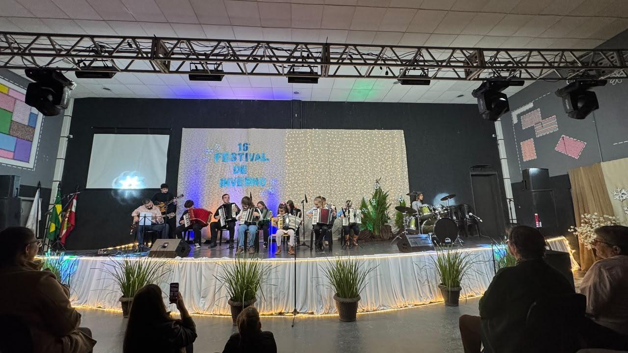 Cerca de 300 alunos se apresentam em festival de música de Vidal Ramos