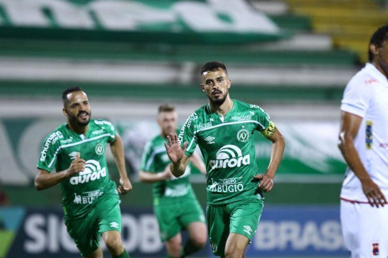 Chapecoense bate o Paraná, ajuda o Figueirense e está a uma vitória do acesso