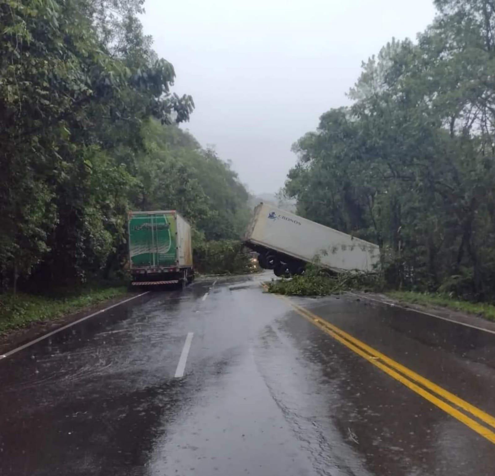 Chuva causa deslizamento e interdita Serra Dona Francisca em Joinville 