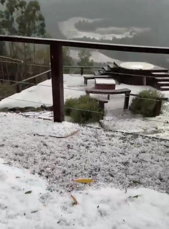 Chuva de granizo muda a paisagem na localidade de Santa Bárbara em Alfredo Wagner