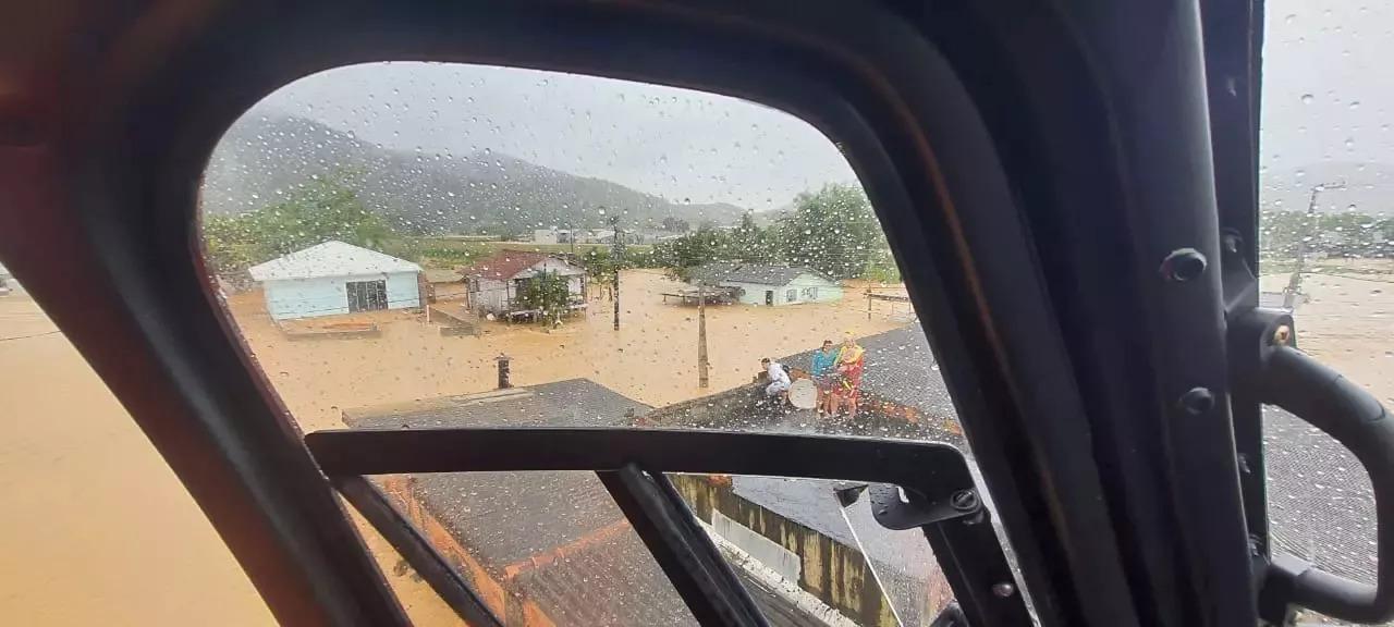 CHUVA EM SC: Celesc trabalha para recomposição de 34 mil unidades sem energia elétrica no estado, nesta sexta (2)