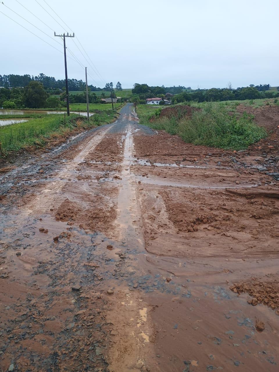 Chuva forte causa estragos em Atalanta e prefeitura mobiliza equipes para atendimentos