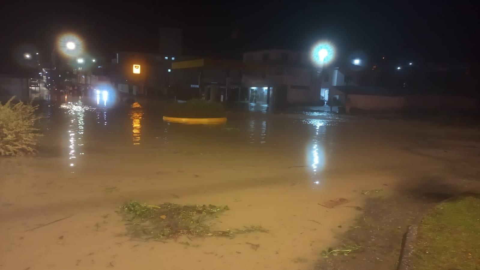 Chuva intensa em SC tira 200 pessoas de casa em Bom Retiro