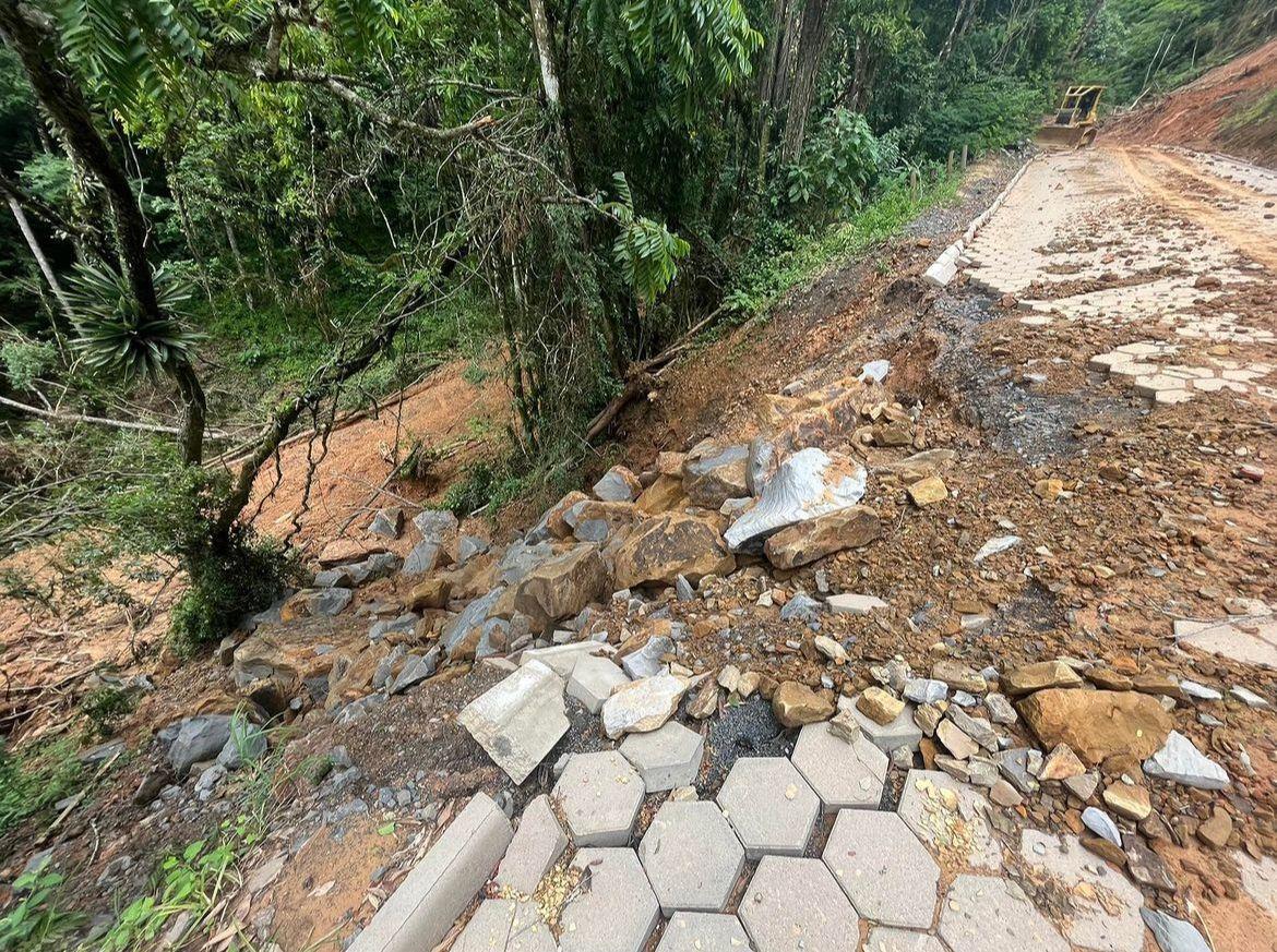 Chuva na manhã desta quinta-feira (18) causa transtornos em Aurora