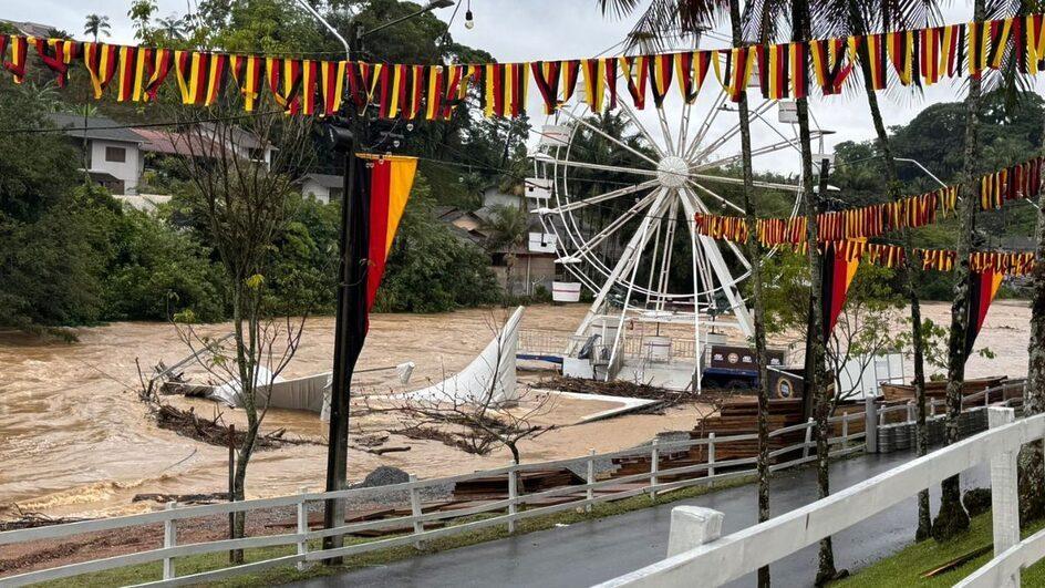 Chuvas causam estragos e deixam desabrigados em SC