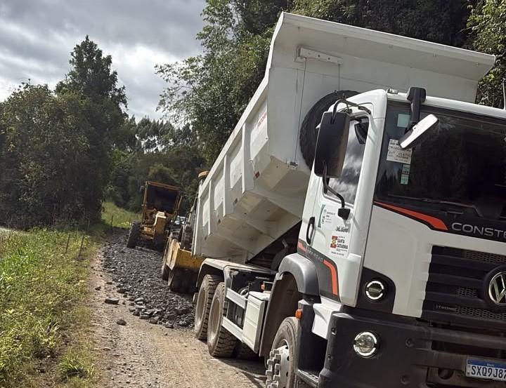 Chuvas e problemas em máquinas atrasam manutenção de estradas em Petrolândia