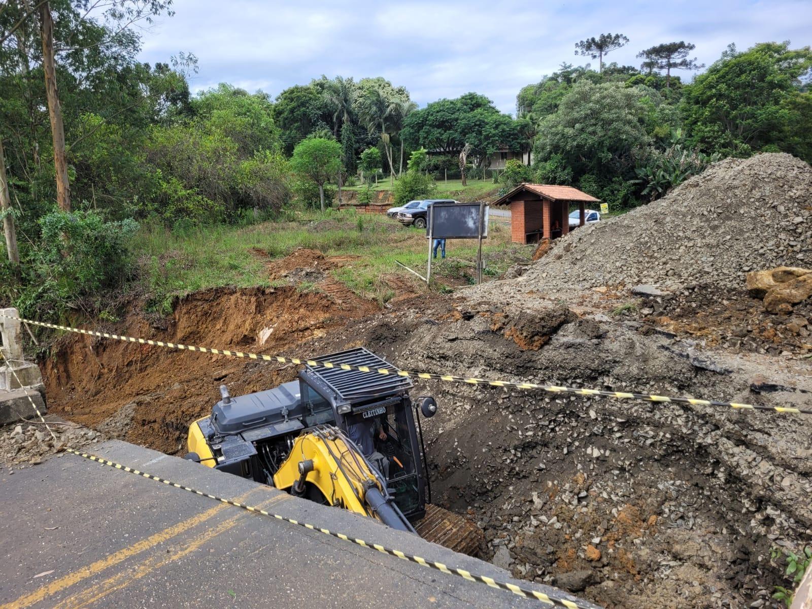 Chuvas fortes danificam ponte na Barra do Rio dos Bugres e causam interdição total da rodovia SC-350