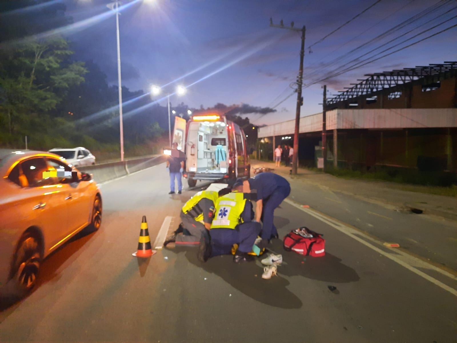 Ciclista de 62 anos é atropelado e sofre fratura no fêmur