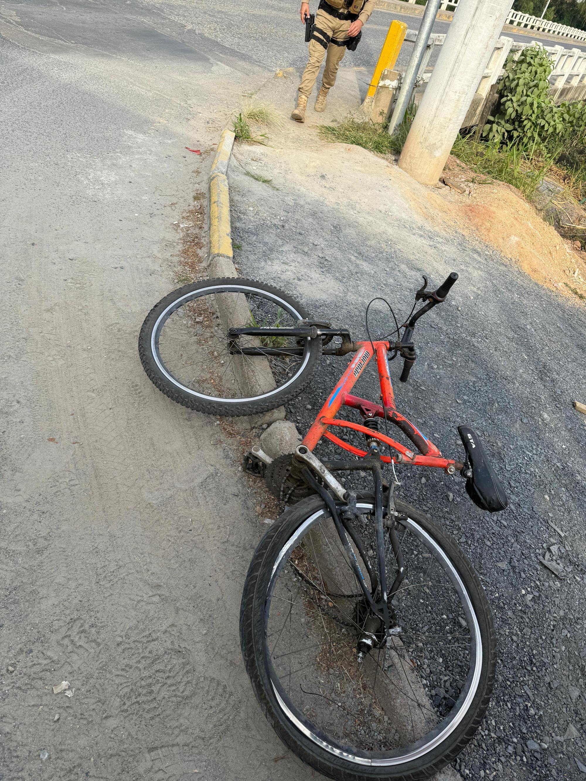 Ciclista fica ferida em colisão com caminhão no centro de Ituporanga