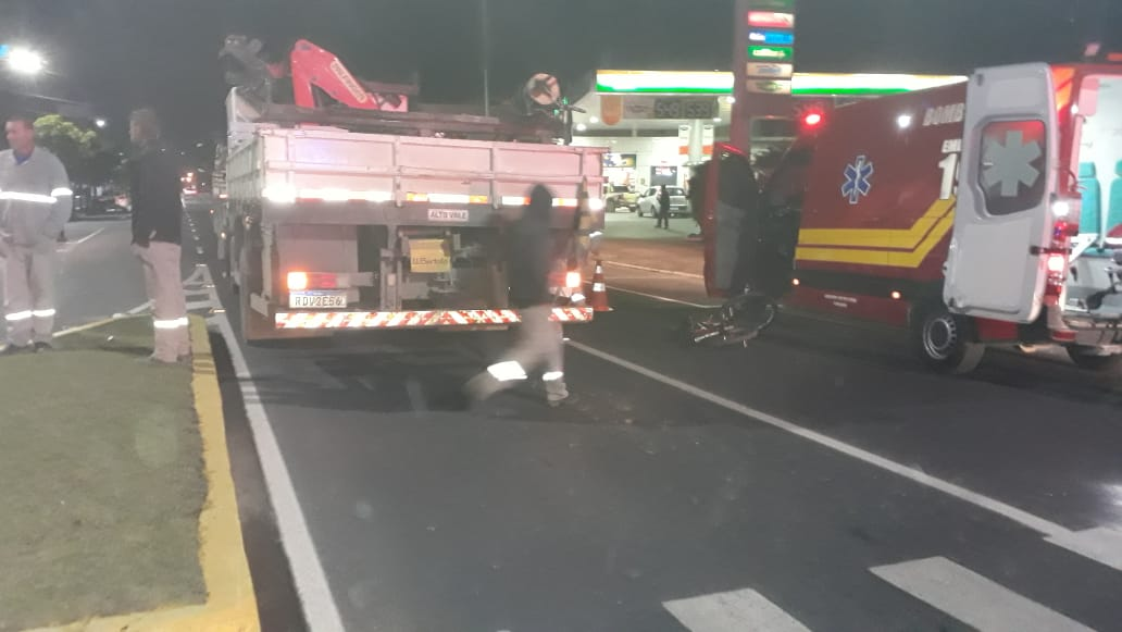 Ciclista fica gravemente ferido após acidente com caminhão