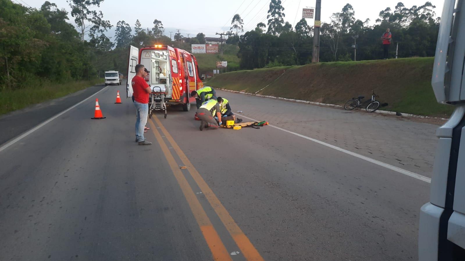Ciclista fica gravemente ferido após atropelamento na SC-350, em Aurora