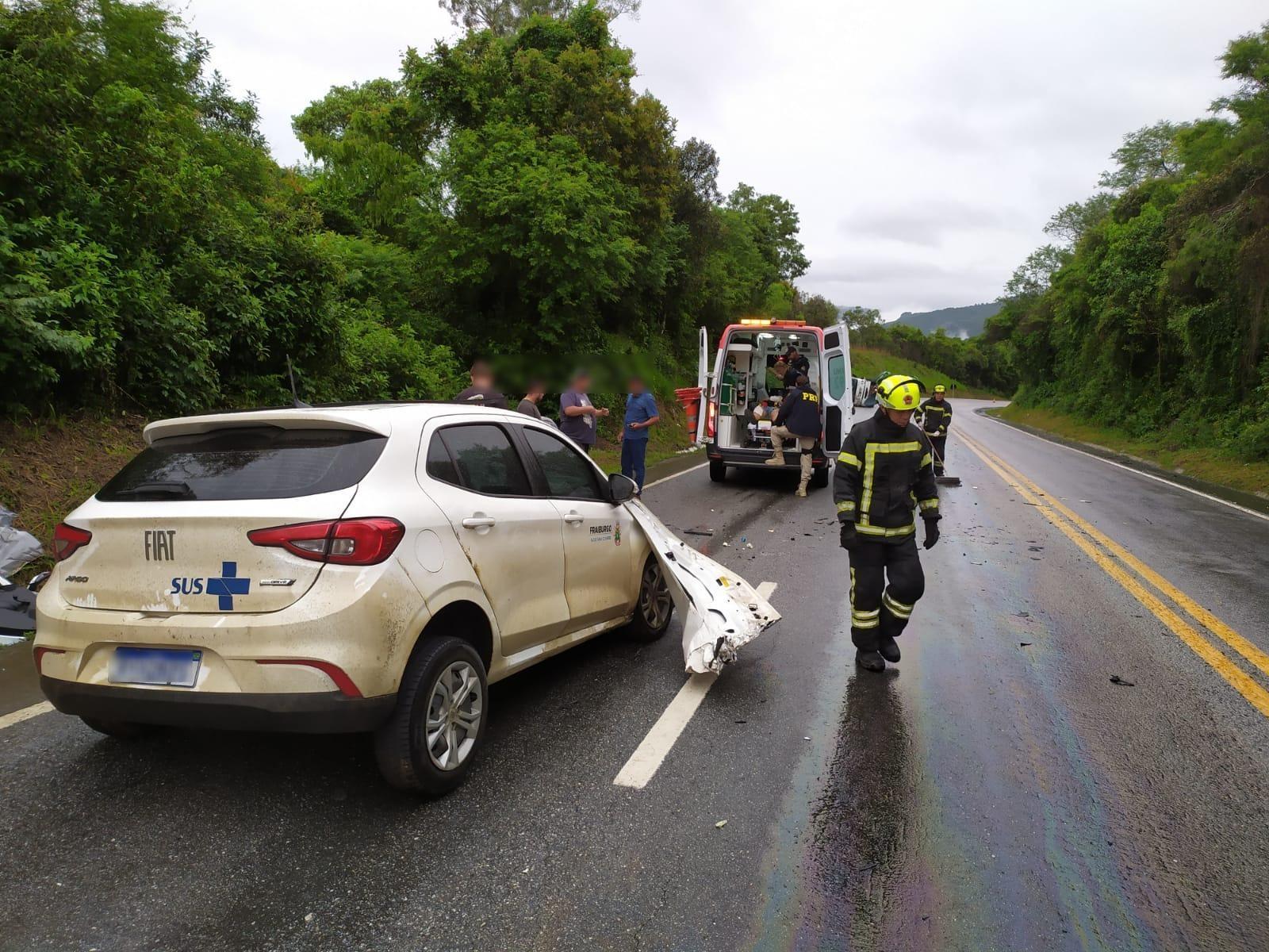 Cinco vítimas são atendidas após colisão frontal em acidente na BR-282 em Alfredo Wagner