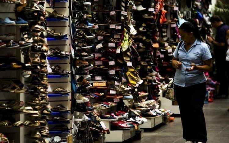 Clientes poderão voltar a provar sapatos e bijuterias no comércio de SC