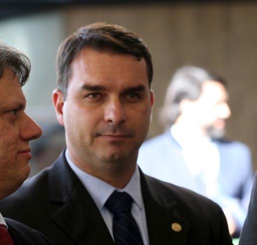 Coaf identifica que Flávio Bolsonaro recebeu R$ 96 mil em depósitos durante um mês