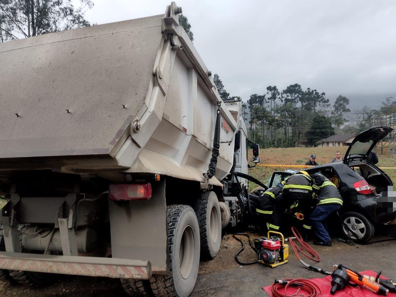 Colisão entre automóvel e caminhão caçamba na BR-470 em Rio do Sul deixa vítima grave