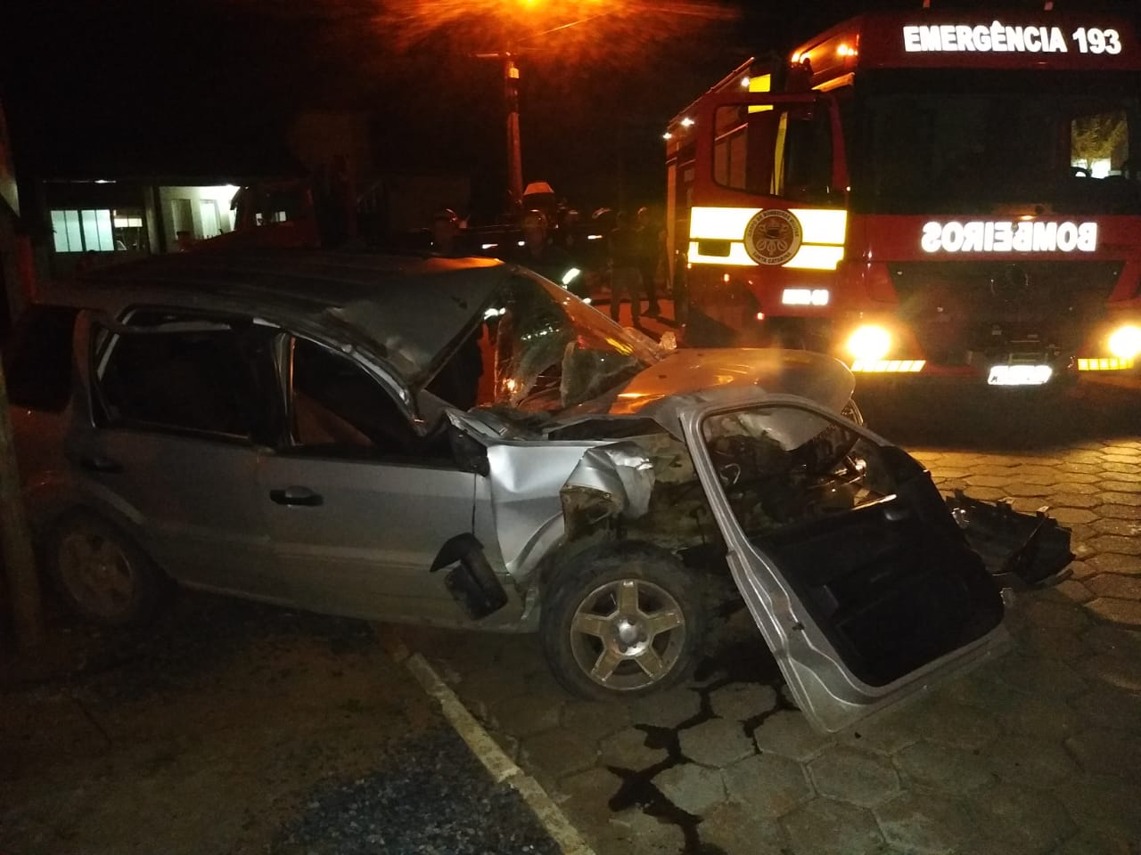 Colisão entre automóvel e caminhão no centro de Ituporanga deixa motorista gravemente ferido