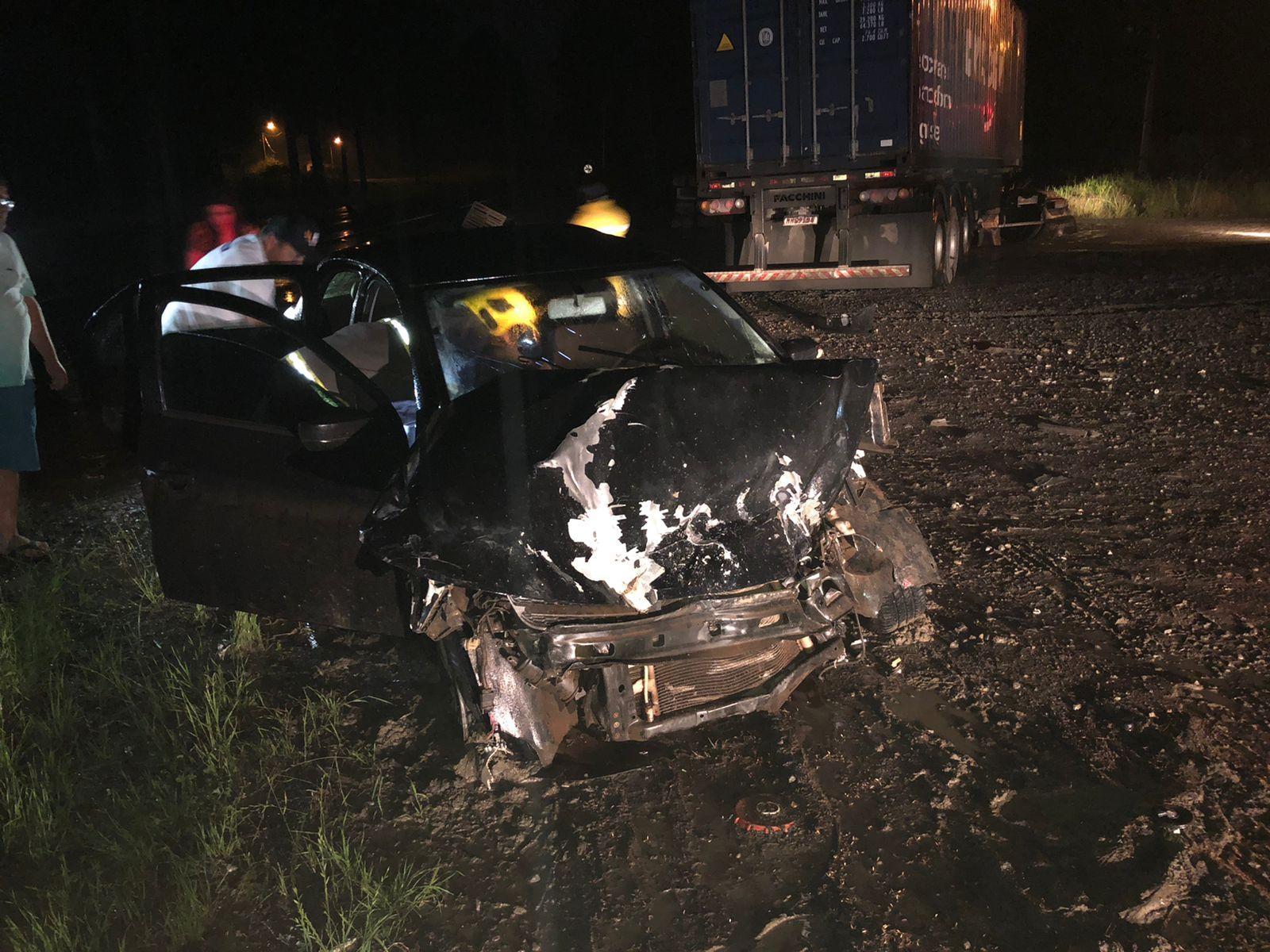 Colisão entre automóvel e carreta deixa quatro pessoas feridas