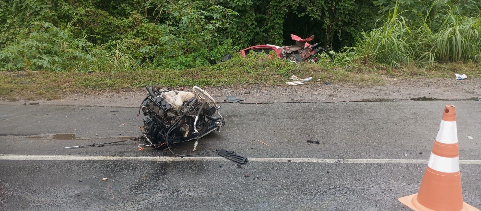 Colisão entre caminhão e carro deixa dois feridos na BR-470