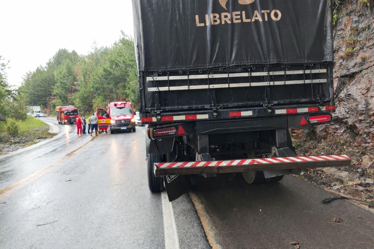 Colisão entre caminhão e carro deixa quatro feridos na BR-282, em Alfredo Wagner